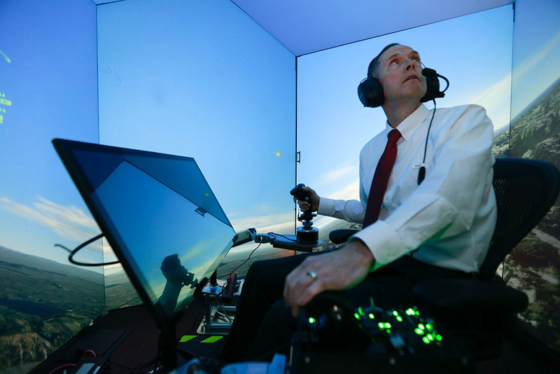 Foto: Gene Lee en los controles del simulador de vuelo. Crédito: Lisa Ventre / Universidad de Cincinnati.